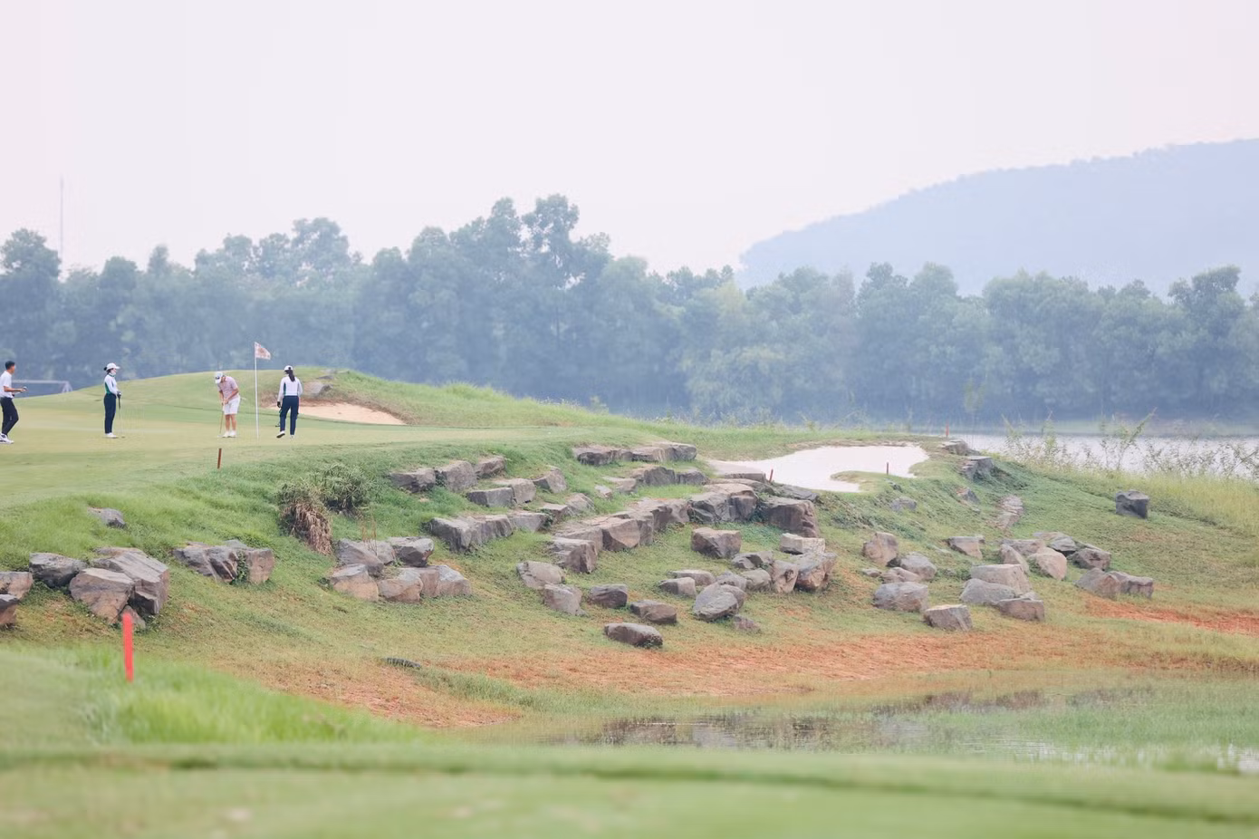Được lựa chọn là một trong ba hố HIO, hố số 6 sân Kings Course mang đến thách thức khó khăn cho các golfer, khi bẫy nước và hố cát bao quanh green.