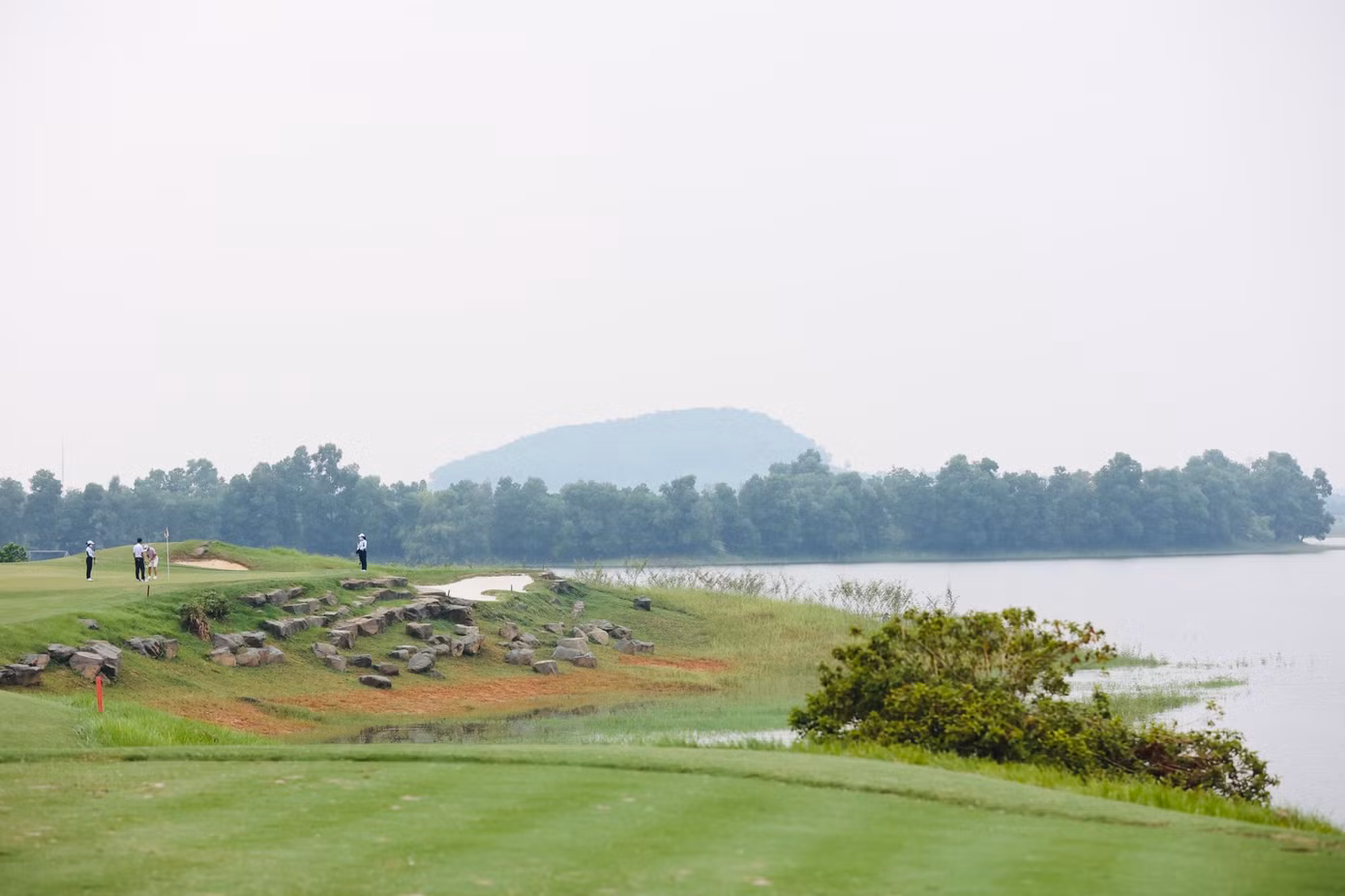 Được lựa chọn là một trong ba hố HIO, hố số 6 sân Kings Course mang đến thách thức khó khăn cho các golfer, khi bẫy nước và hố cát bao quanh green.