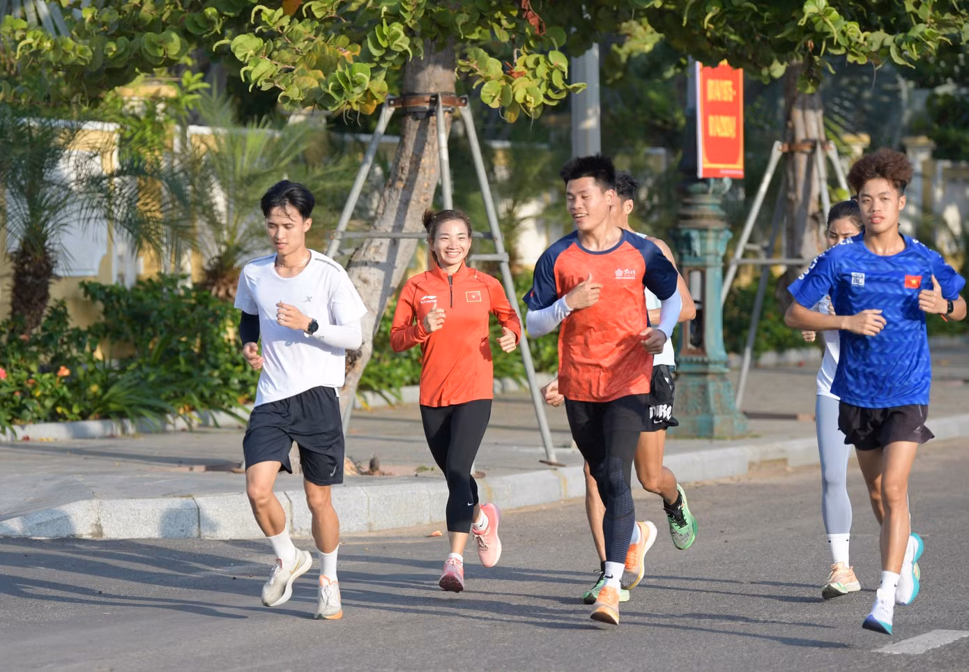 Hình ảnh đẹp tại Phú Yên, khi Trung Cường và Nguyễn Văn Lai, Nguyễn Thị Oanh trên cùng một đường chạy buổi sáng sớm.