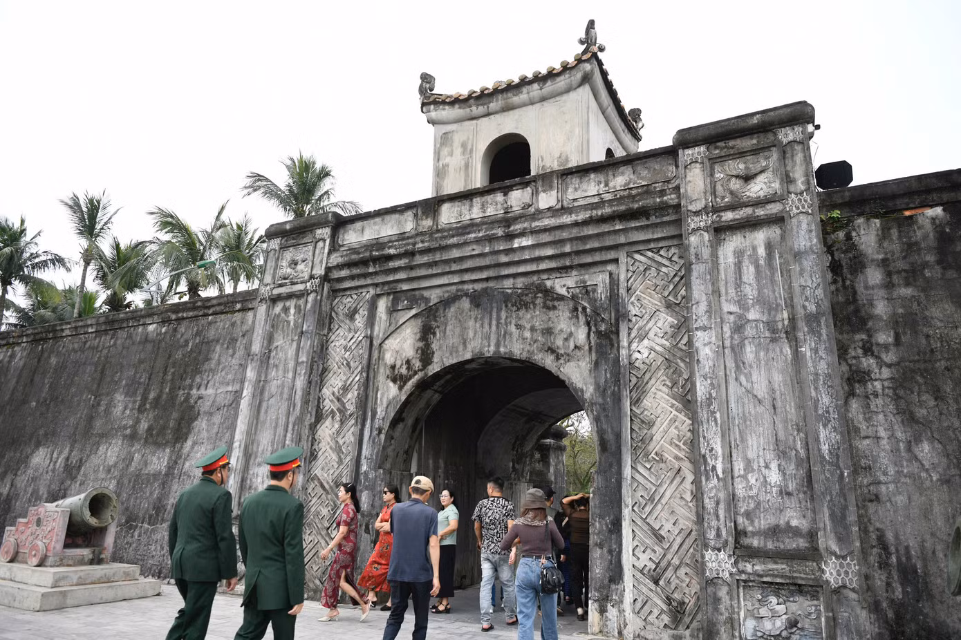 Thời nhà Nguyễn, dinh Quảng Trị, một trong Ngũ Quảng trực lệ Kinh sư, có vị trí quân sự đặc biệt quan trọng giúp che chắn phía Bắc kinh thành Huế. Vì vậy trong 28 năm (1809 - 1837) từ thời Gia Long đến Minh Mạng, thành được xây dựng, nâng cấp và mở rộng.