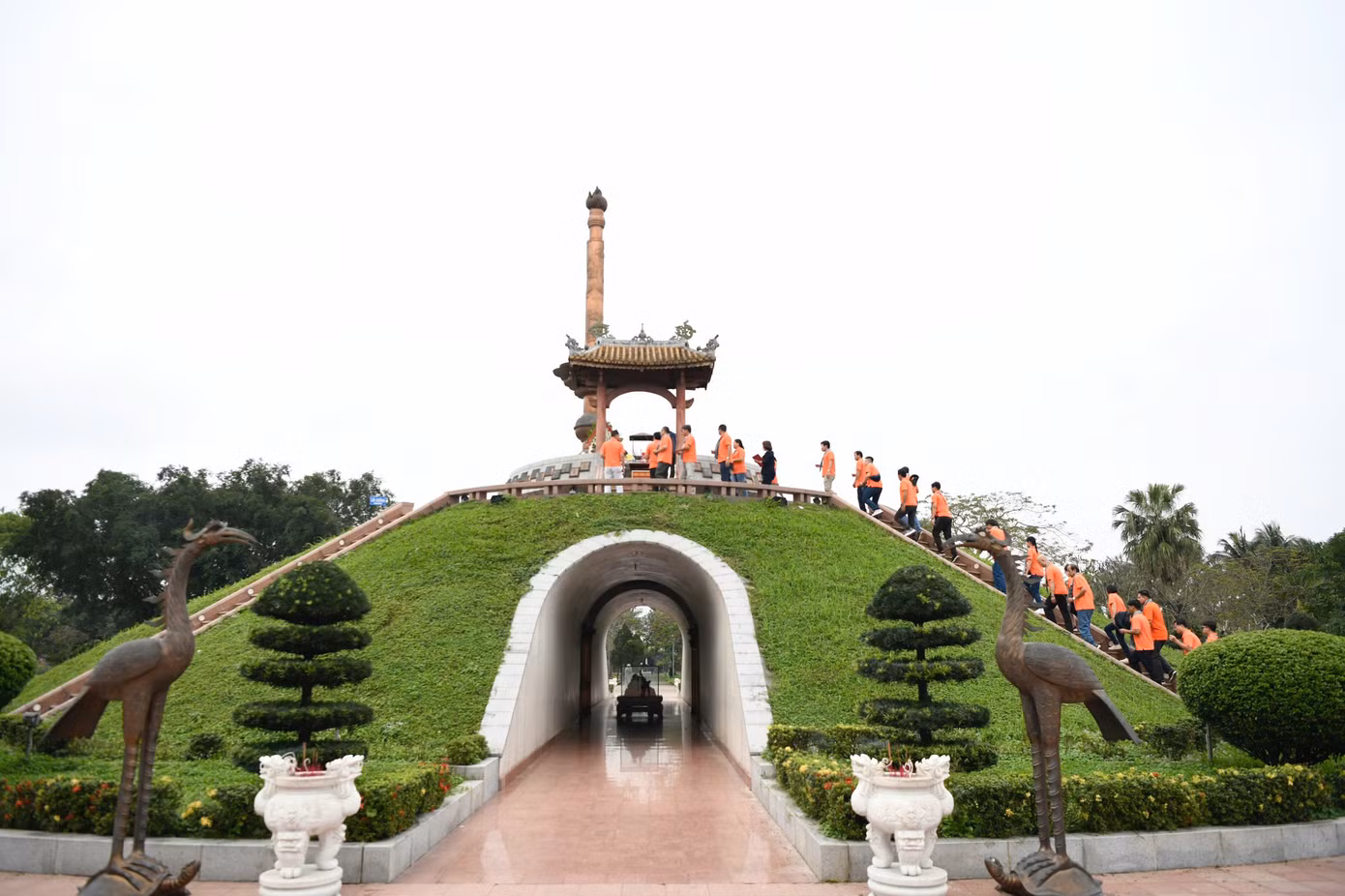 Đi giữa Thành cổ là giai điệu âm vang của bài Cỏ non Thành cổ được nhạc sỹ Tân Huyền viết năm 1990, rằng "Cho tôi hôm nay vào Thành cổ, thắp một nén nhang viếng người nằm dưới cỏ. Cỏ xanh non tơ xin chớ vô tình với người hy sinh..."