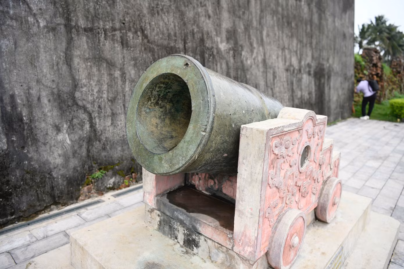 Dưới chân cổng thành là hai khẩu pháo thần công bằng đồng được đúc dưới thời Minh Mạng.