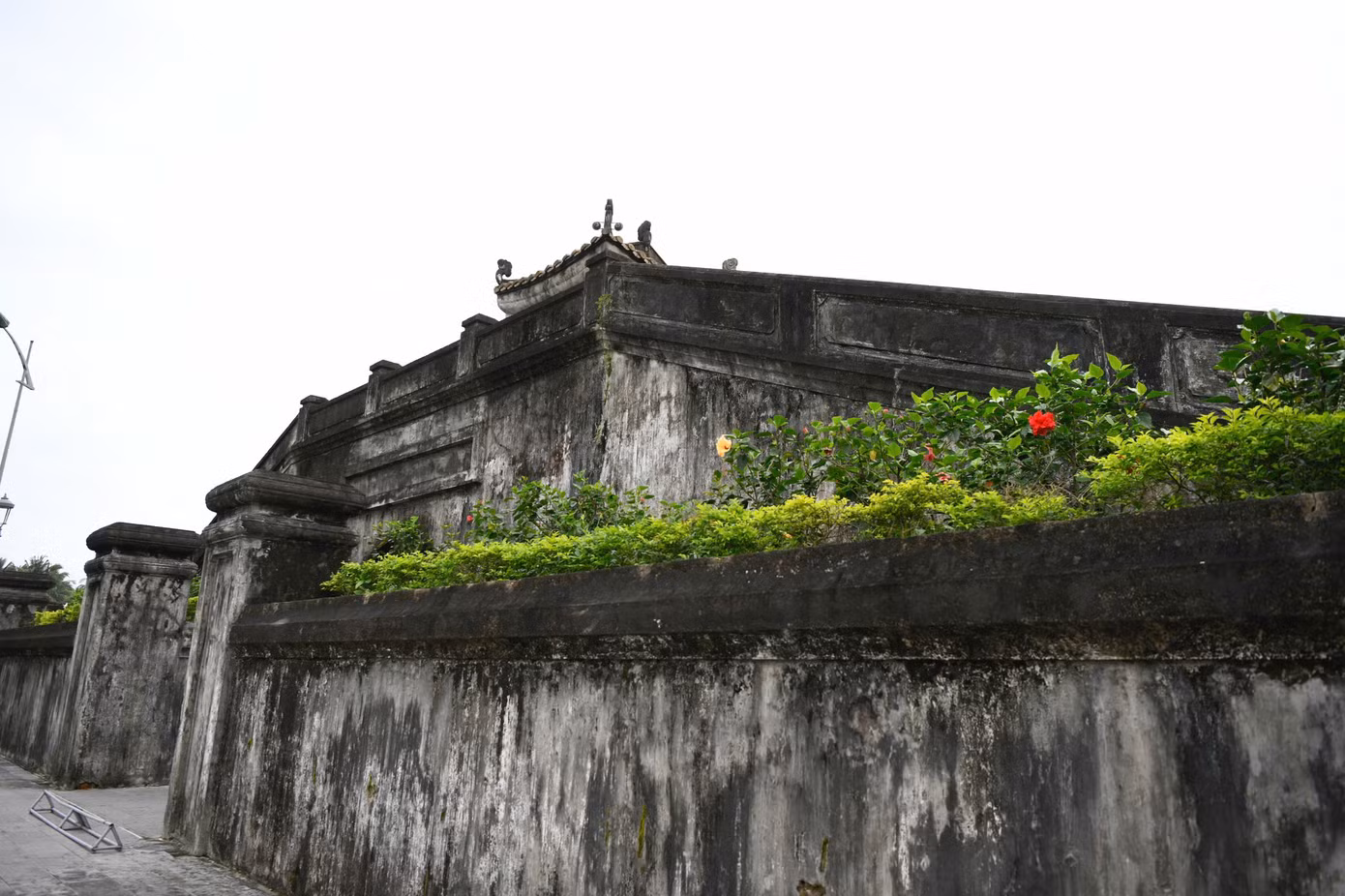 Dưới thời Pháp thuộc, trong thành được dựng thêm nhà lao, giam giữ những người yêu nước và các chiến sỹ Cộng sản. Đến thời Việt Nam Cộng hòa, nơi đây được gọi là thành Đinh Công Tráng và trở thành doanh trại quân đội, khu nhà ở cho binh lính. Sau thất bại Đường 9 - Nam Lào, Mỹ ngụy bố trí ở Quảng Trị 5 trong 8 trung đoàn chủ lực tạo thành ba tuyến phòng ngự.