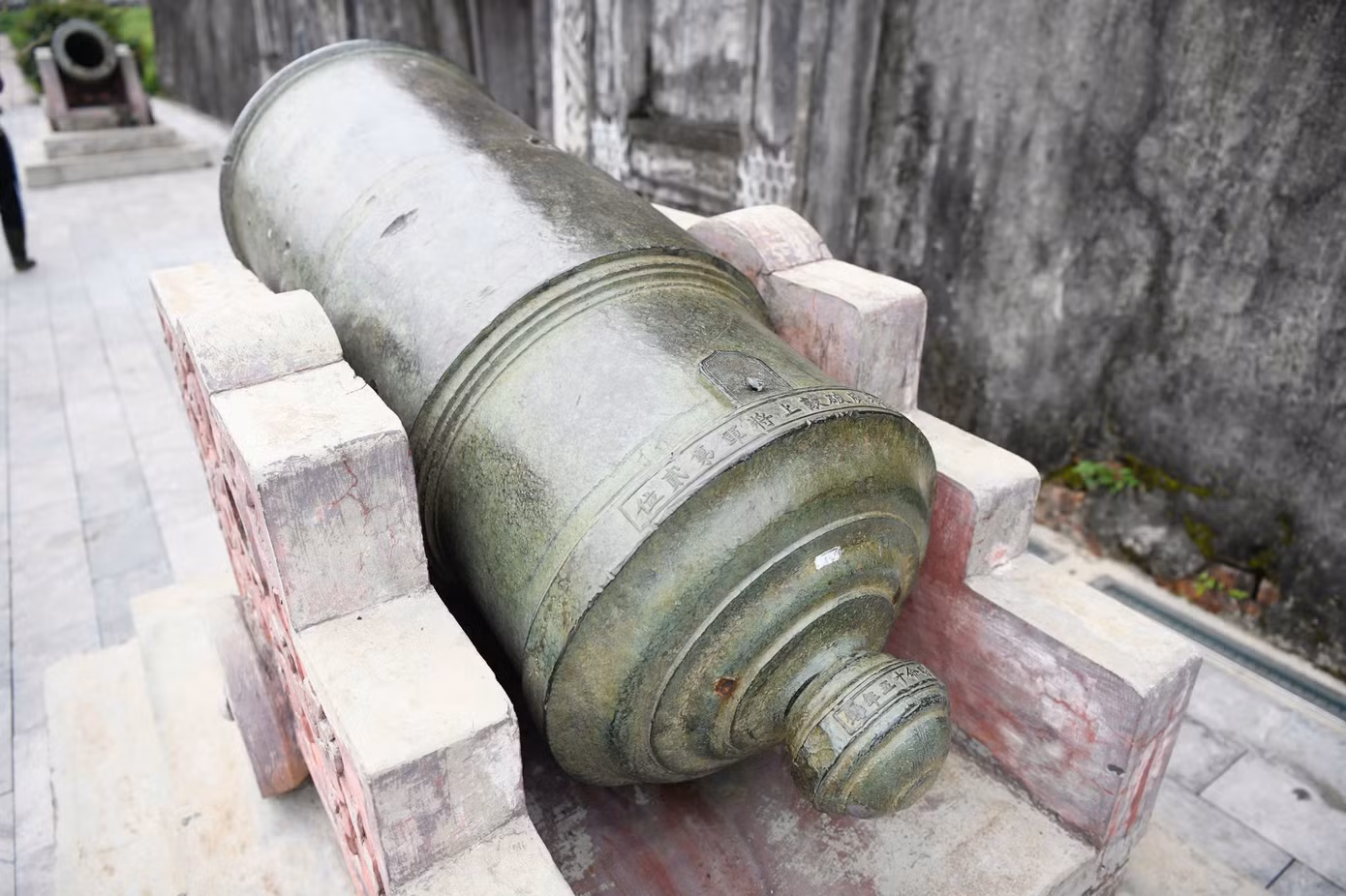 Dưới chân cổng thành là hai khẩu pháo thần công bằng đồng được đúc dưới thời Minh Mạng.