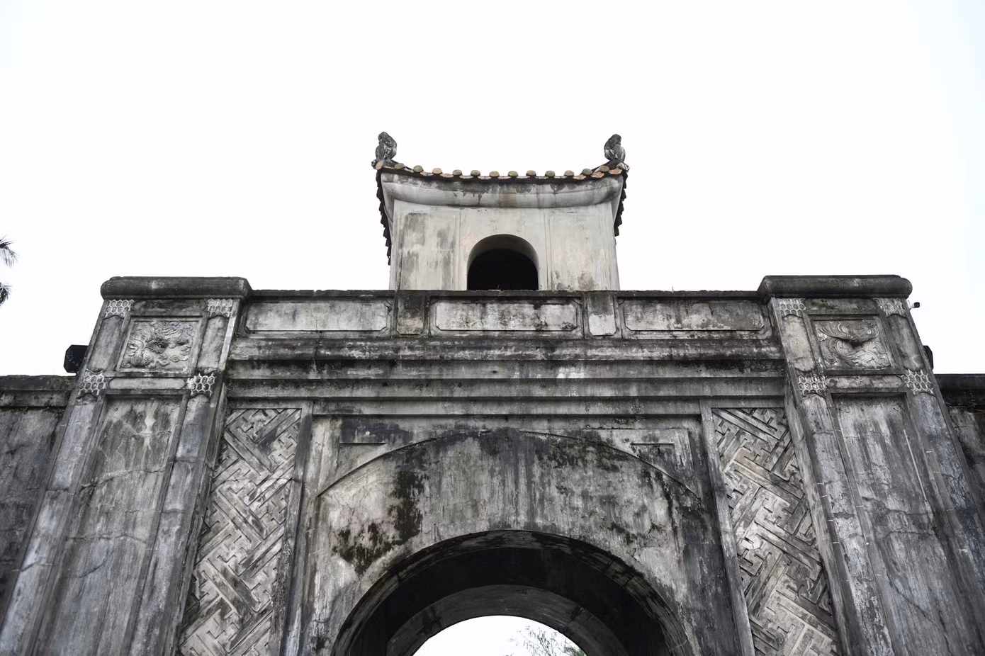 Cổng chính dẫn vào Thành cổ được dựng lại theo lối cũ, với cửa vòm cuốn và vọng lâu lợp ngói. Vì tính chất công trình phòng vệ quân sự, thành được thiết kế khá đơn giản. Năm 1885, trên đường ra Tân Sở xây dựng căn cứ chống Pháp, vua Hàm Nghi có ghé qua Thành cổ kêu gọi nhân dân đứng lên đánh giặc.