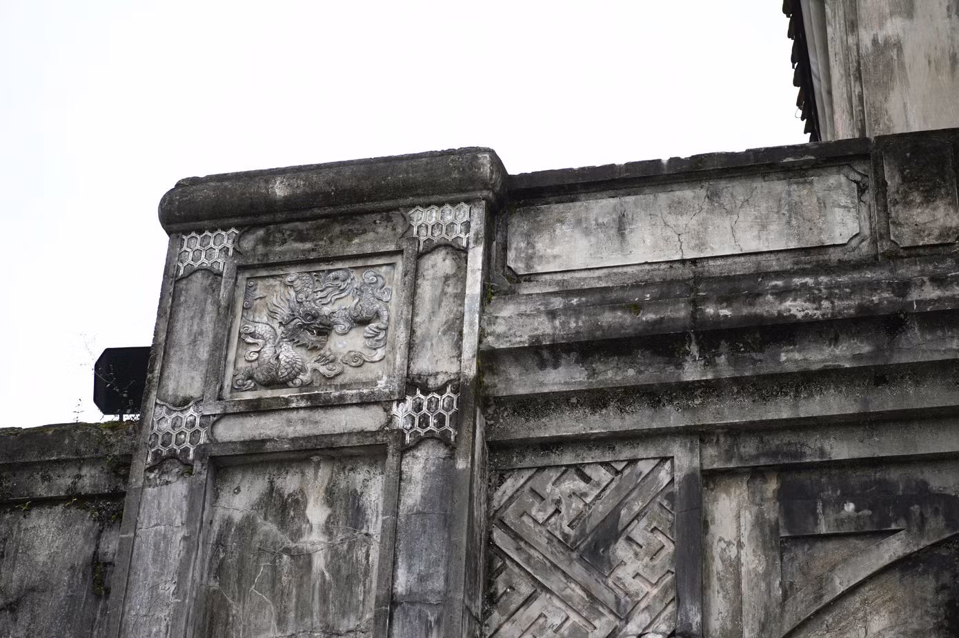Cổng chính dẫn vào Thành cổ được dựng lại theo lối cũ, với cửa vòm cuốn và vọng lâu lợp ngói. Vì tính chất công trình phòng vệ quân sự, thành được thiết kế khá đơn giản. Năm 1885, trên đường ra Tân Sở xây dựng căn cứ chống Pháp, vua Hàm Nghi có ghé qua Thành cổ kêu gọi nhân dân đứng lên đánh giặc.