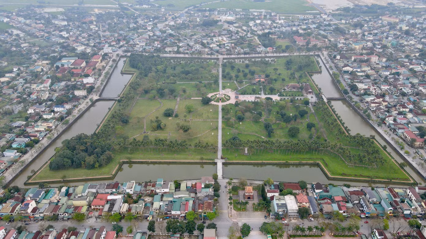 Thành cổ Quảng Trị thiết kế theo lối kiến trúc kiểu vauban, chu vi tường thành dài 2.160m, cao 3m, với bốn cửa Tiền, Hậu, Tả, Hữu và bốn góc thành nhô ra là bốn pháo đài. Bao quanh thành là hào nước với bốn chiếc cầu nối vào các cửa.