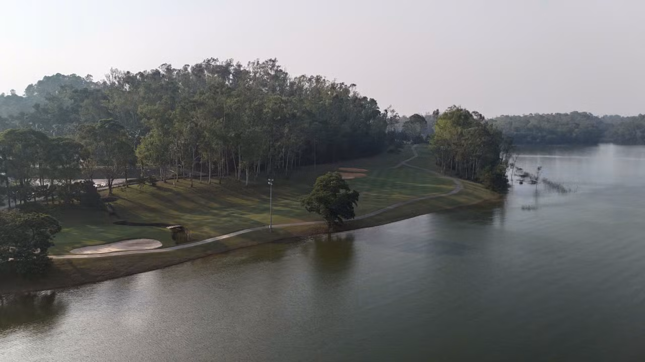 Sân Kings Course thiết kế dựa trên địa hình tự nhiên, với rất nhiều hồ nước mênh mông.