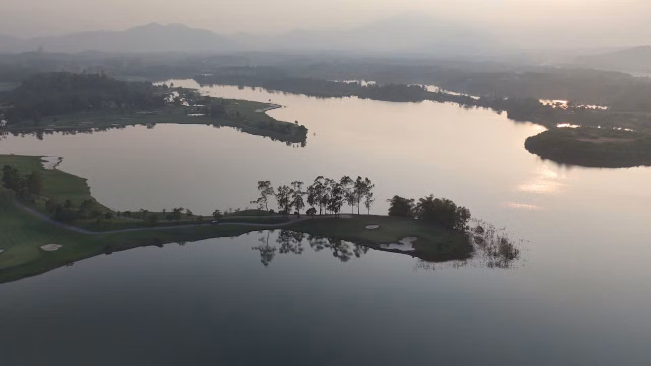 Điều này mang đến vẻ đẹp quyến rũ cho sân Đảo Vua, nhưng cũng là một thử thách lớn cho các golfer, nhất là những người hy vọng săn HIO.