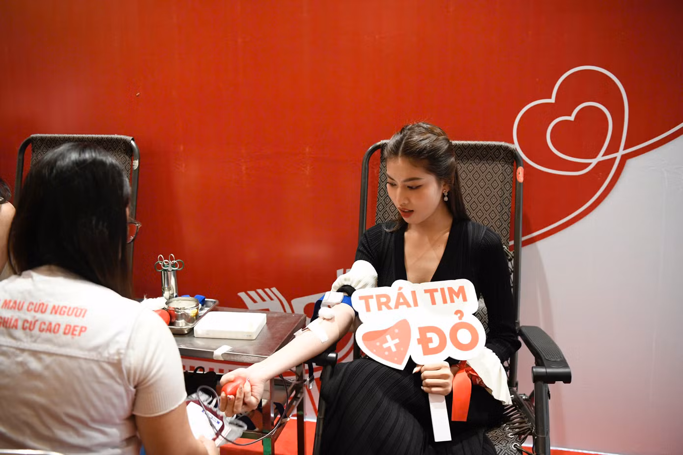 Á hậu Ngọc Thảo và Người đẹp Kim Trà My cũng sẵn sàng cho đi những giọt máu hồng, truyền lửa tới cộng đồng, cùng sẻ chia yêu thương.