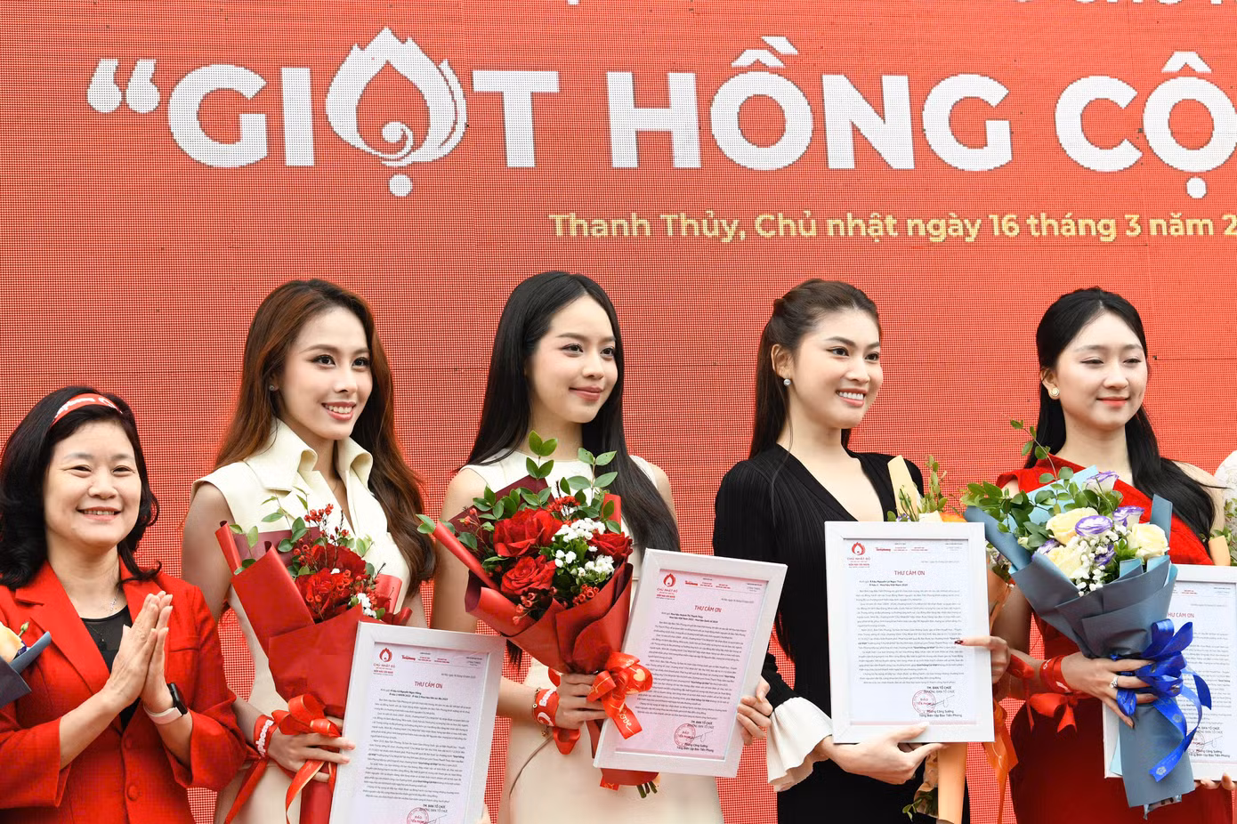 Các Hoa hậu, Á hậu và Người đẹp nhận Thư cảm ơn và hoa từ Ban tổ chức.