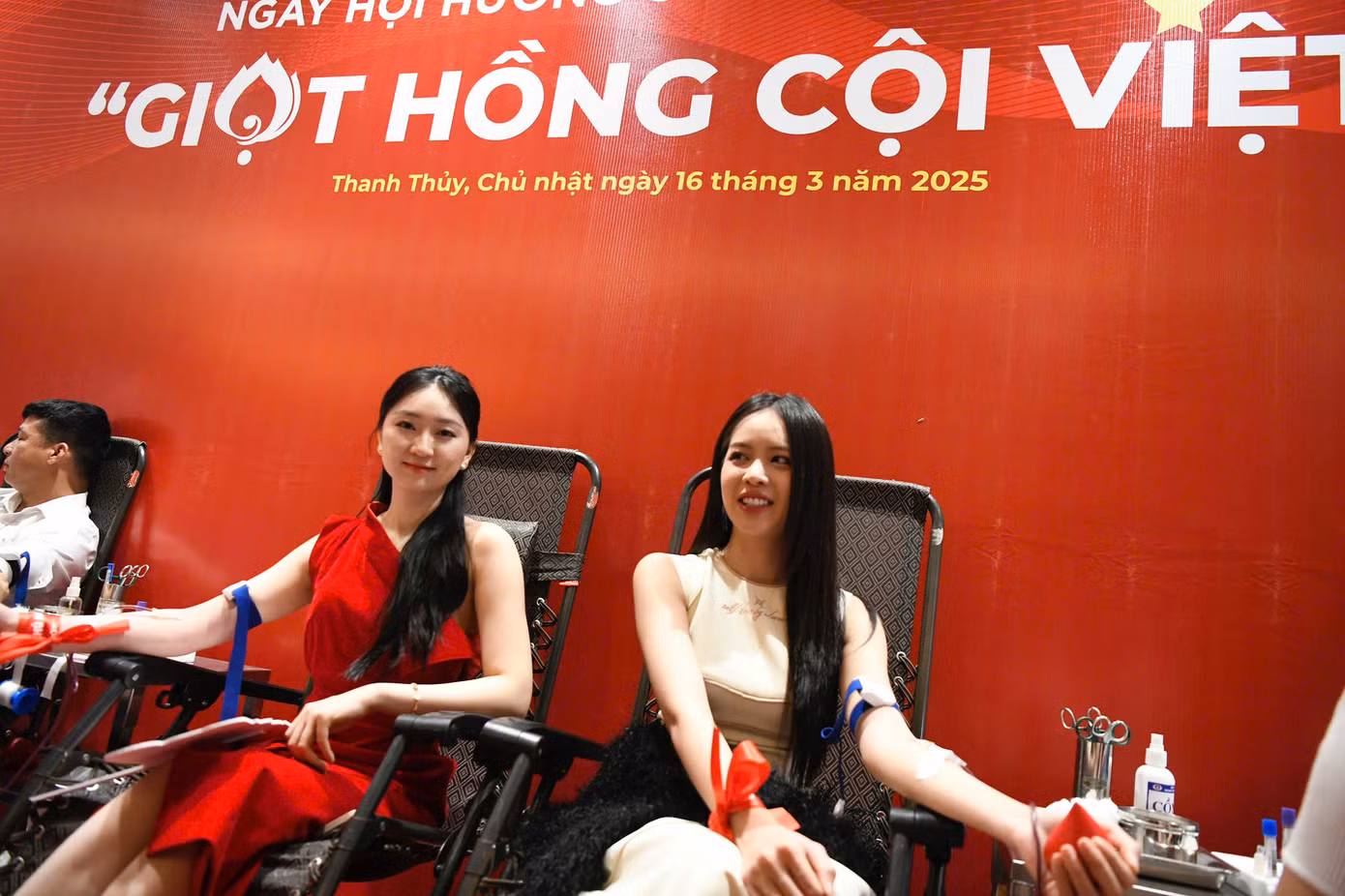 Á hậu Ngọc Thảo và Người đẹp Kim Trà My cũng sẵn sàng cho đi những giọt máu hồng, truyền lửa tới cộng đồng, cùng sẻ chia yêu thương.