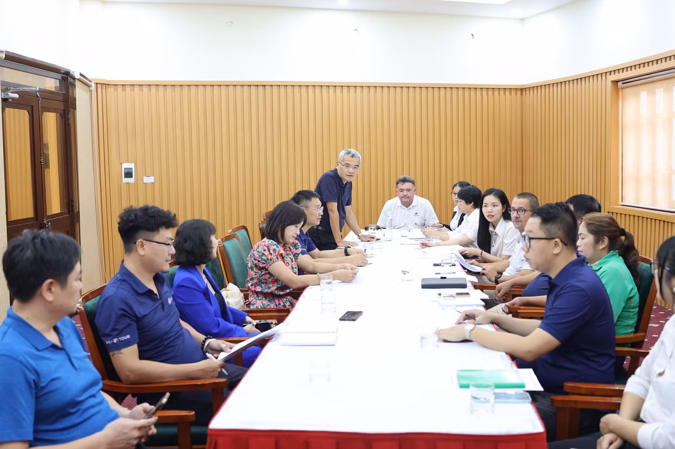 Ông Nguyễn Xuân Nam - Phó Trưởng phòng Phụ trách Quảng cáo báo Tiền Phong, trao đổi về công tác chuẩn bị nhằm tạo nên một giải đấu thành công.