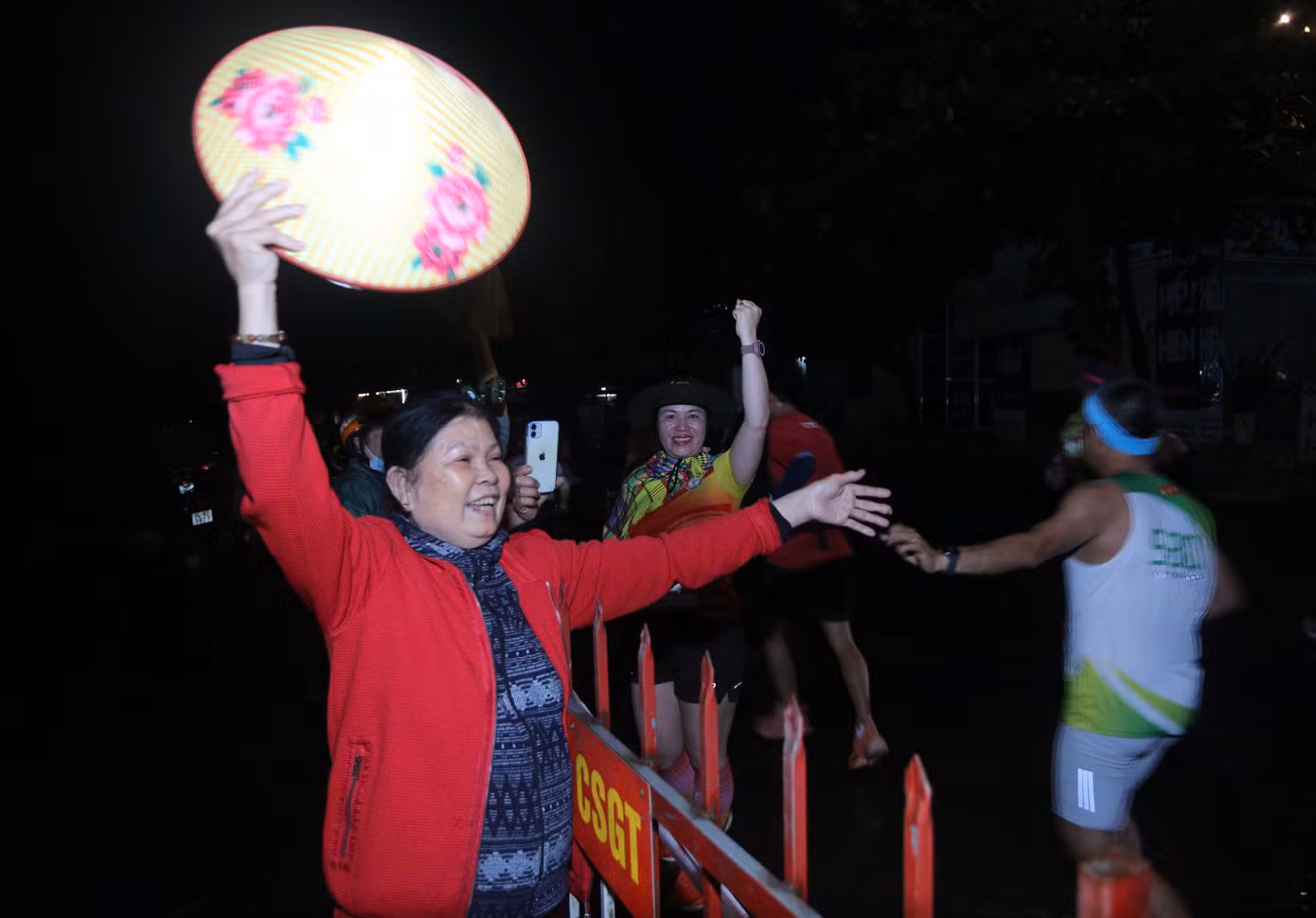 Tiền Phong Marathon 2025 bắt đầu từ lúc 4 rưỡi sáng. Dù vậy, nhiều người dân Quảng Trị đã đổ ra đường để cổ vũ hơn 7.000 vận động viên.