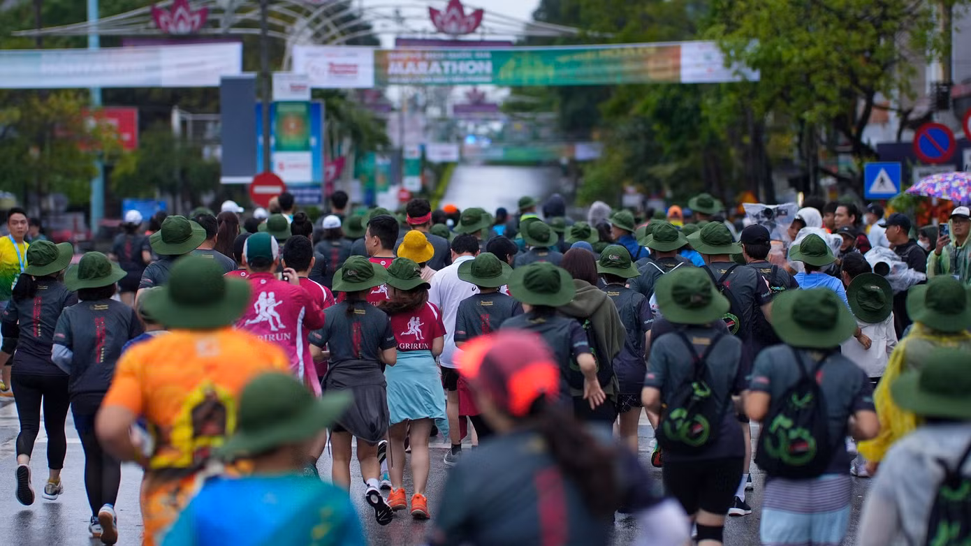 Thêm nữa, Tiền Phong Marathon cũng thổi bùng lòng yêu nước và niềm tự hào dân tộc. Năm nay tại Quảng Trị, chiếc mũ tai bèo của các chiến sỹ giải phóng trở thành điểm nhấn độc đáo.