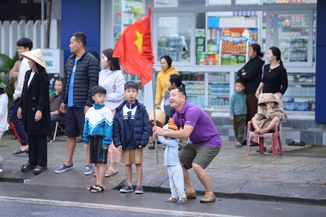 Nhiều người không quên mang theo cờ Tổ quốc, bởi đó là phần không thể thiếu của Tiền Phong Marathon.