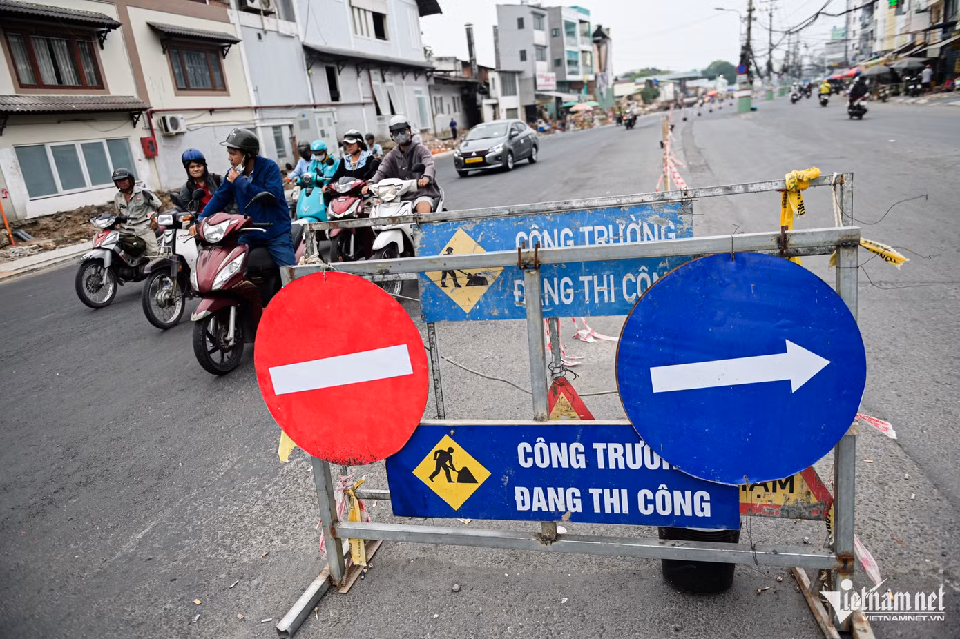 Nhiều biển báo giao thông được đặt ở đầu khu vực rào chắn, dải phân cách tạm bợ.