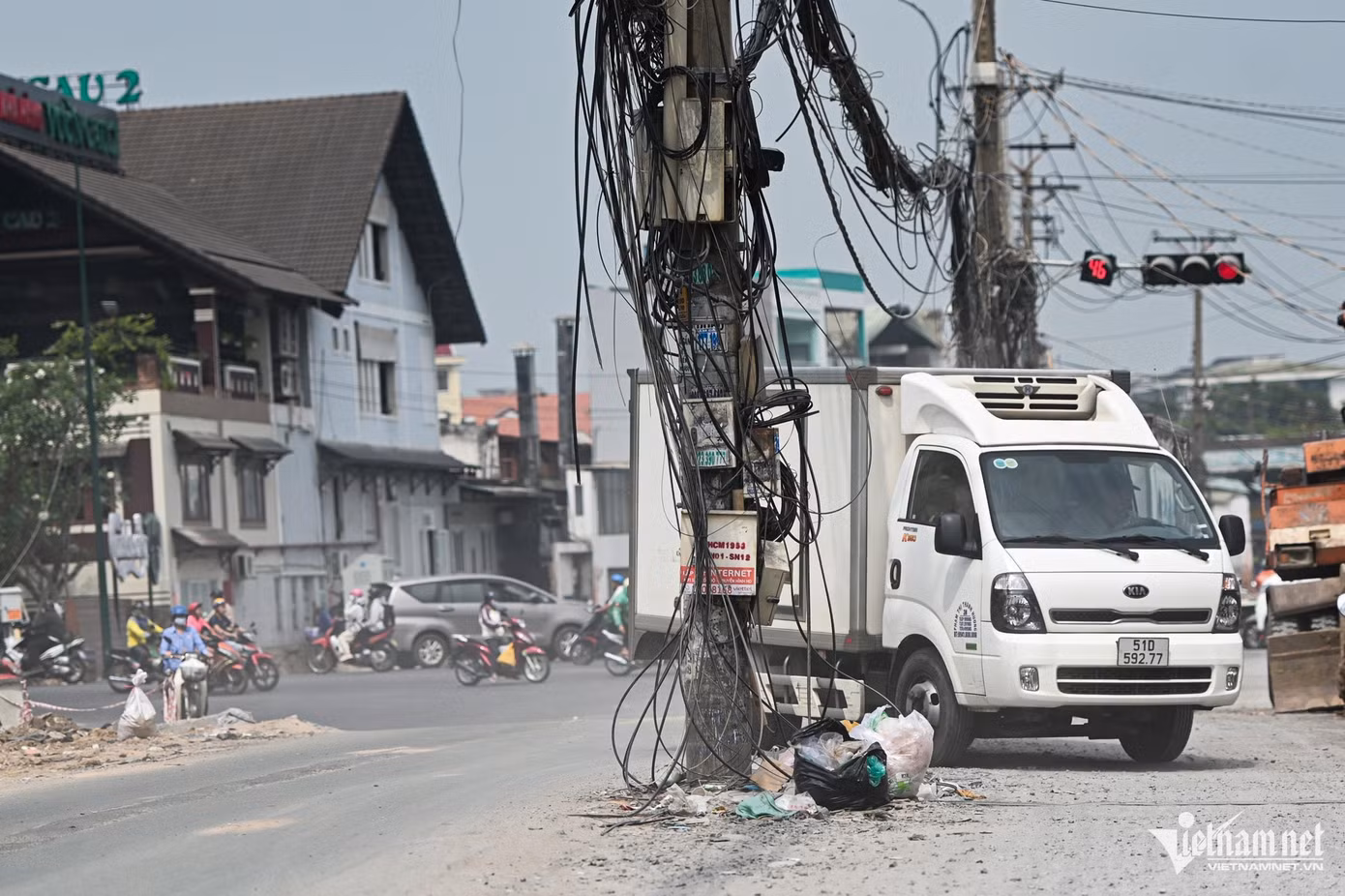 Người lái ô tô phải điều khiển lách qua các cột điện.