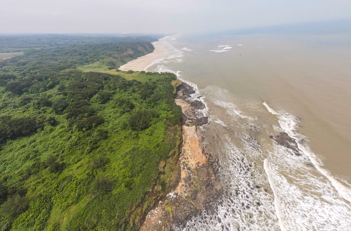 Cách thành phố Đông Hà khoảng 40km, tọa lạc tại xã Vĩnh Kim, huyện Vĩnh Linh, Mũi Trèo là một điểm đến độc đáo với một bên là rừng nguyên sinh, một bên là biển. Tất cả tạo nên khung cảnh tĩnh lặng và hoang sơ.