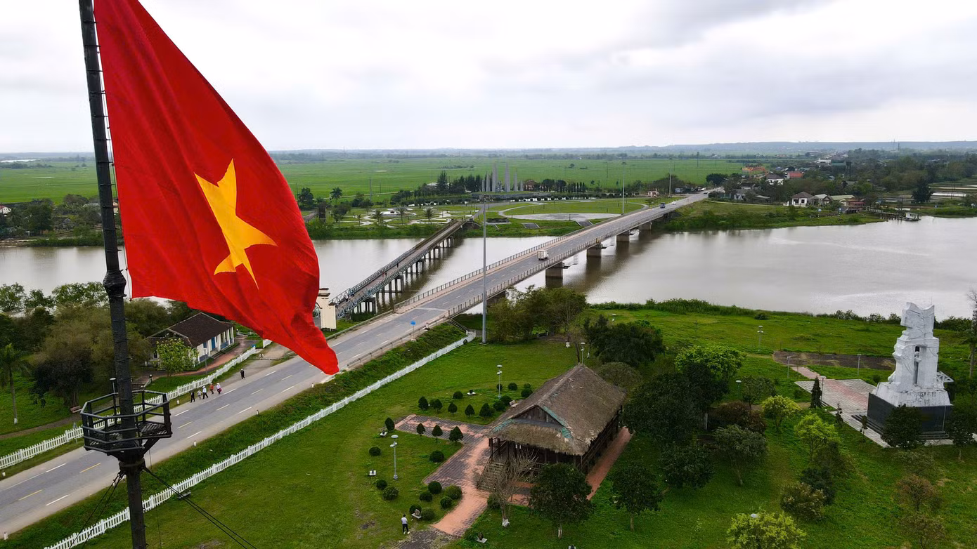 Cách đây 71 năm, ngày 21/7/1954, Hiệp định Geneve được ký kết, đất nước tạm thời chia đôi ở vĩ tuyến 17. Sông Bến Hải - cầu Hiền Lương được chọn làm vùng giới tuyến quân sự tạm thời chia cắt đất nước thành hai miền nam-bắc.