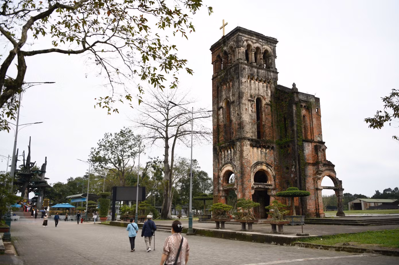 Năm 1972, Vương cung Thánh đường bị bom đạn tàn phá nặng nề, chỉ còn lại di tích tháp chuông.