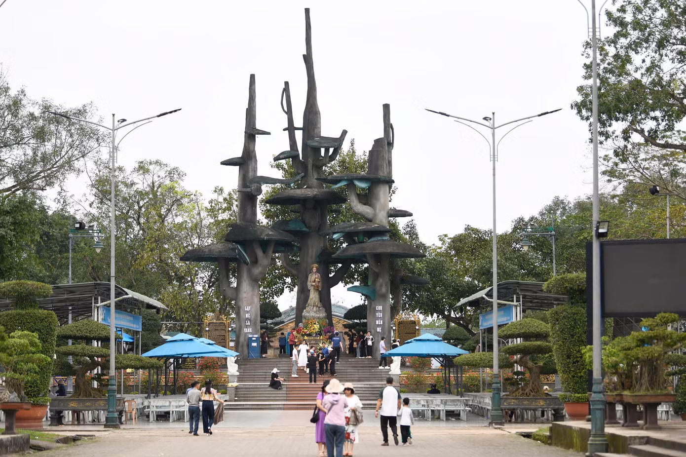 Bên trái tháp chuông là linh đài Đức Mẹ La Vang, mô phỏng hình dáng ba cây đa tại vị trí được truyền tụng là nơi Đức Mẹ hiển linh năm xưa. Điều đặc biệt, tượng Đức Mẹ được thể hiện bằng hình ảnh một phụ nữ trong trang phục áo dài khăn đóng truyền thống Việt Nam.