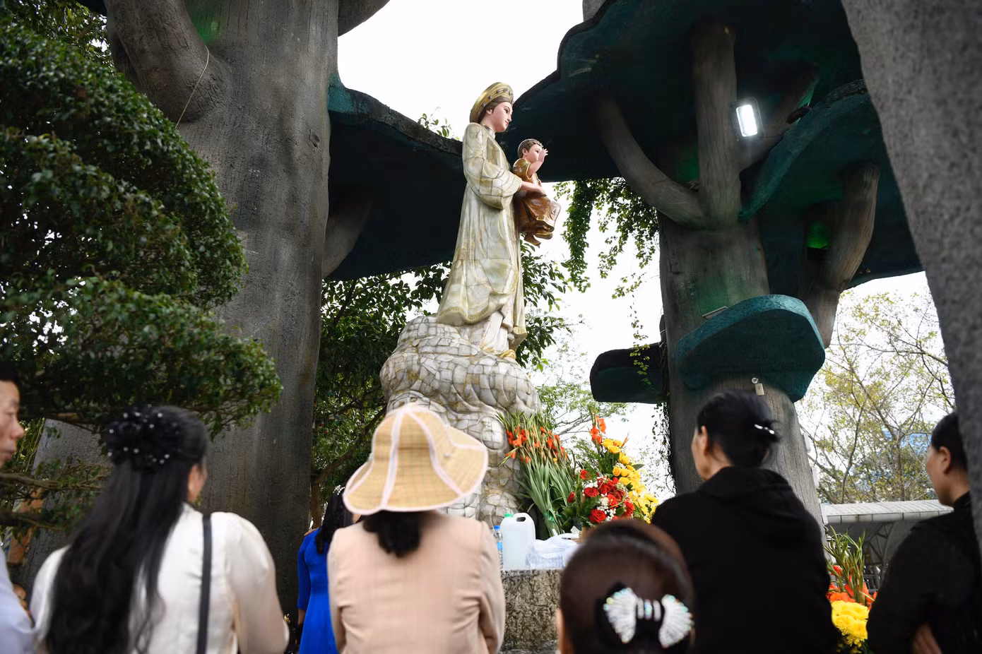 Mỗi năm ước tính hàng trăm nghìn người hành hương về Thánh địa La Vang và cầu nguyện dưới chân linh đài Đức Mẹ. "Kiệu", tức lễ hội hành hương chính được tổ chức vào ngày 15/8 hàng năm. Cứ 3 năm lại có một "Kiệu" lớn, gọi là "Đại hội La Vang".
