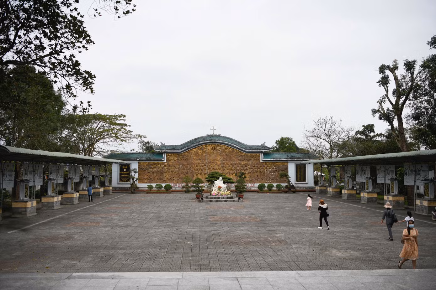 Sau lưng linh đài Đức Mẹ La Vang là nơi tôn vinh các Thánh Tử vì Đạo.