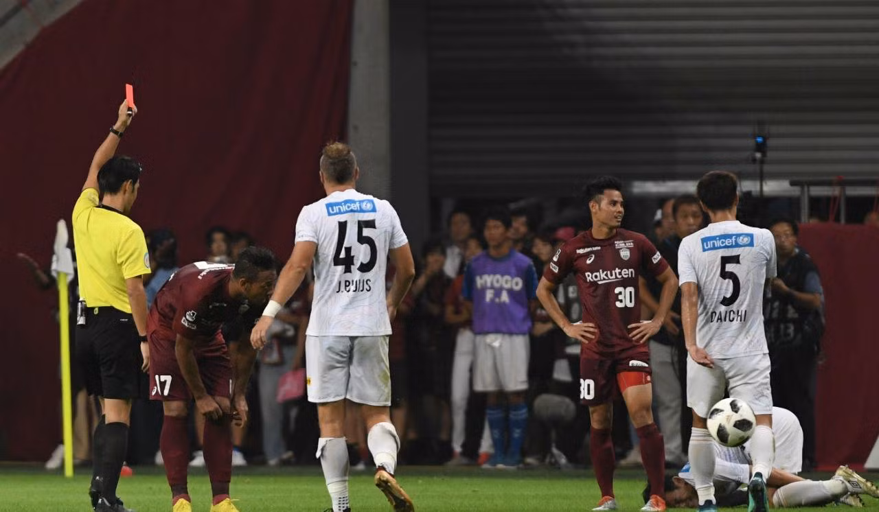 Theerathon nhận thẻ đỏ khi chơi cho Vissel Kobe ở J League 2018. (Ảhh: Gekisaka)