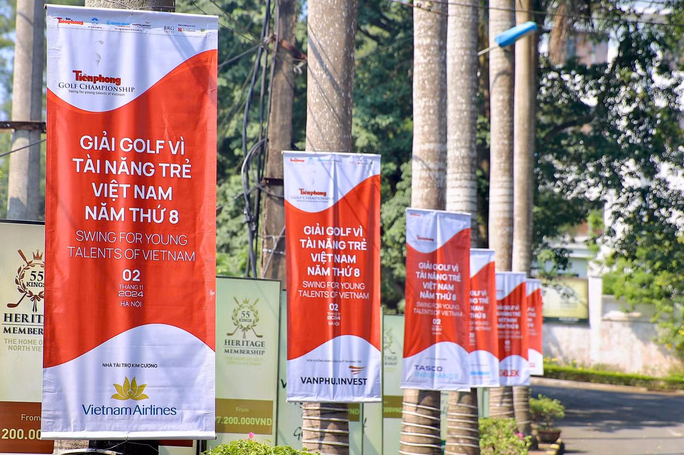 Một ngày trước khi Tiền Phong Golf Championship mùa thứ 8 khởi tranh, công tác chuẩn bị tại sân Kings Course thuộc BRG Kings’ Island Golf Resort (Đồng Mô, Sơn Tây, Hà Nội) đã sớm hoàn tất. Từ quốc lộ 21A rẽ vào con dốc dẫn đến BRG Kings' Island Golf Resort, hàng băng rôn rực rỡ màu đỏ nhắc nhở tất cả về sự kiện được giới golf mong chờ.