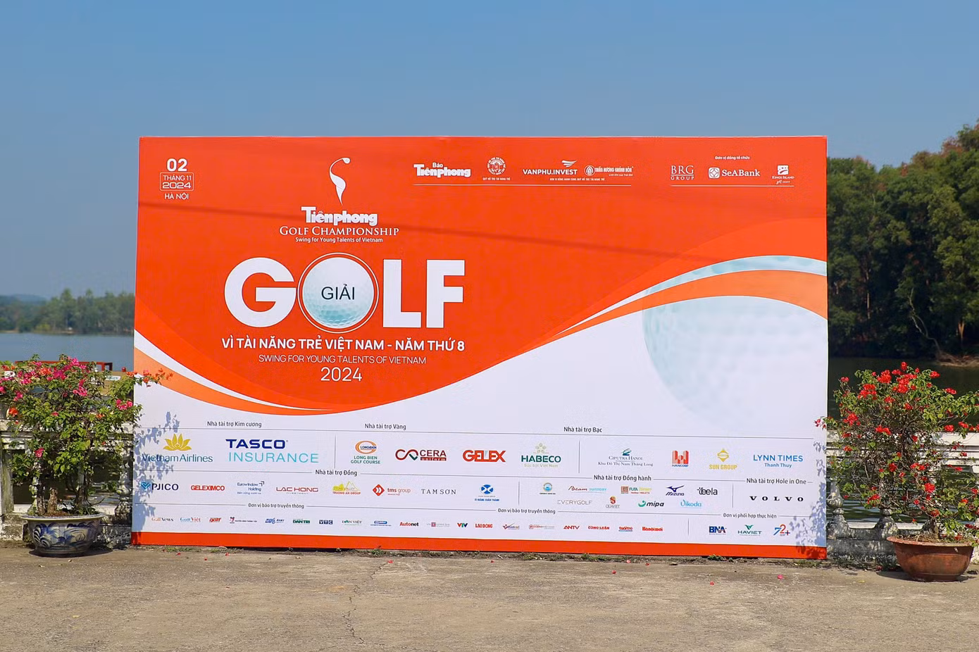 Tấm pano cỡ lớn cũng được đặt tại bến tàu. Các golfer tham dự có thể chụp hình check-in tại đây trước khi lên cano, rẽ sóng hồ Đồng Mô và tiến vào BRG Kings' Island Golf Resort.