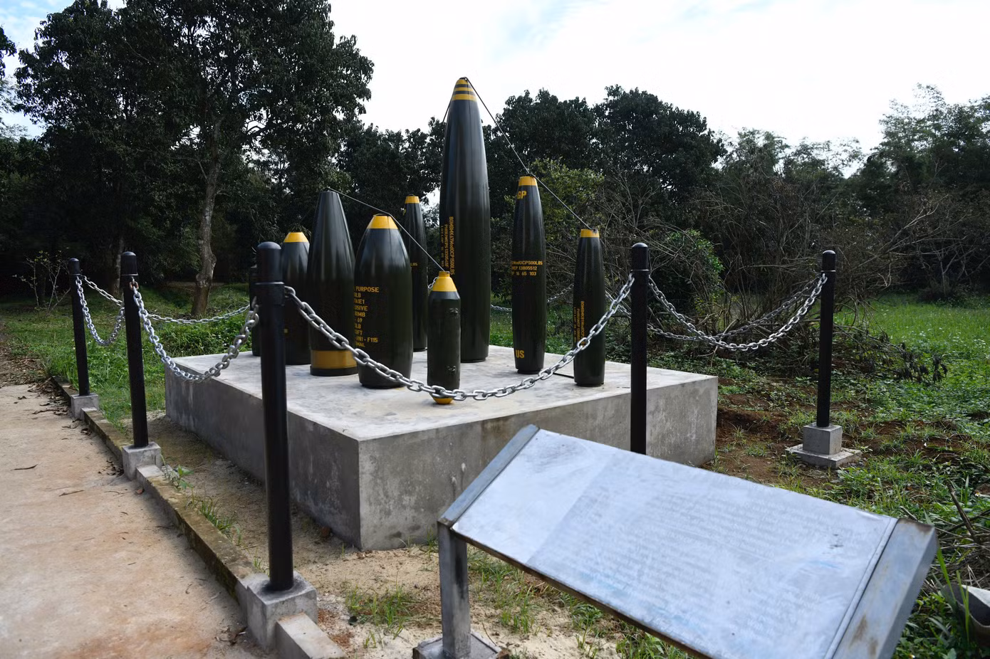 Những quả bom đế quốc Mỹ ném xuống mảnh đất Vĩnh Linh, nay được trưng bày trong khuôn viên di tích địa đạo như chứng tích tội ác chiến tranh.