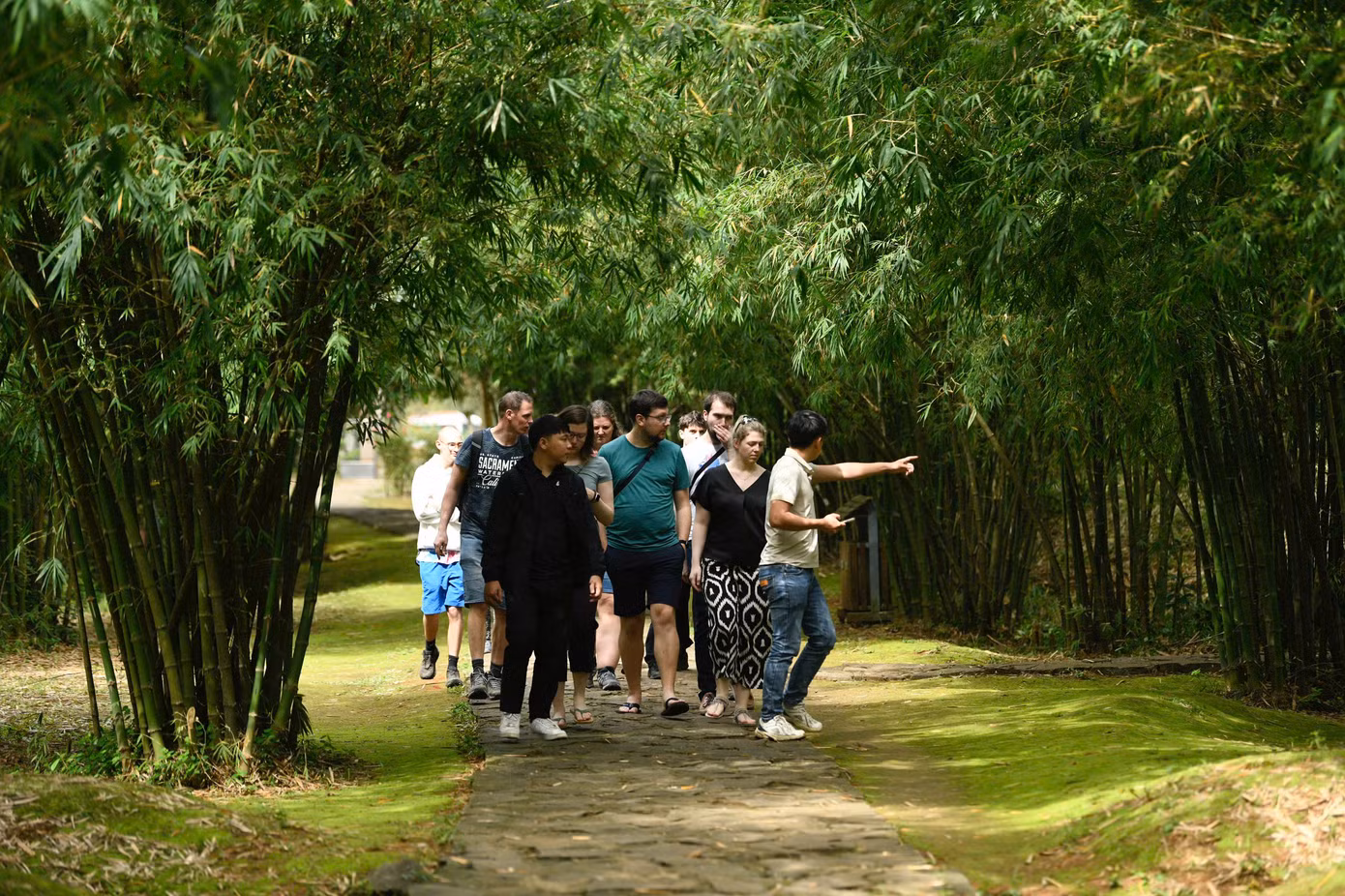 Di tích cũng thu hút đông đảo khách tham quan quốc tế, những người đã bày tỏ sự ngưỡng mộ với tinh thần yêu nước bất diệt, ý chí quật cường và sự sáng tạo của người dân Vịnh Mốc nói riêng cũng như nhân dân Việt Nam nói chung trong sự nghiệp thống nhất đất nước.