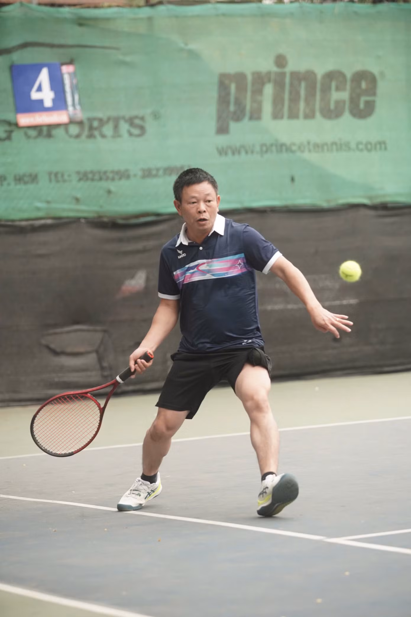 Nhà báo Phùng Công Sưởng cùng các tay vợt đã tạo nên bầu không khí sôi động tại sân tennis Võ Thị Sáu sáng thứ Bảy.