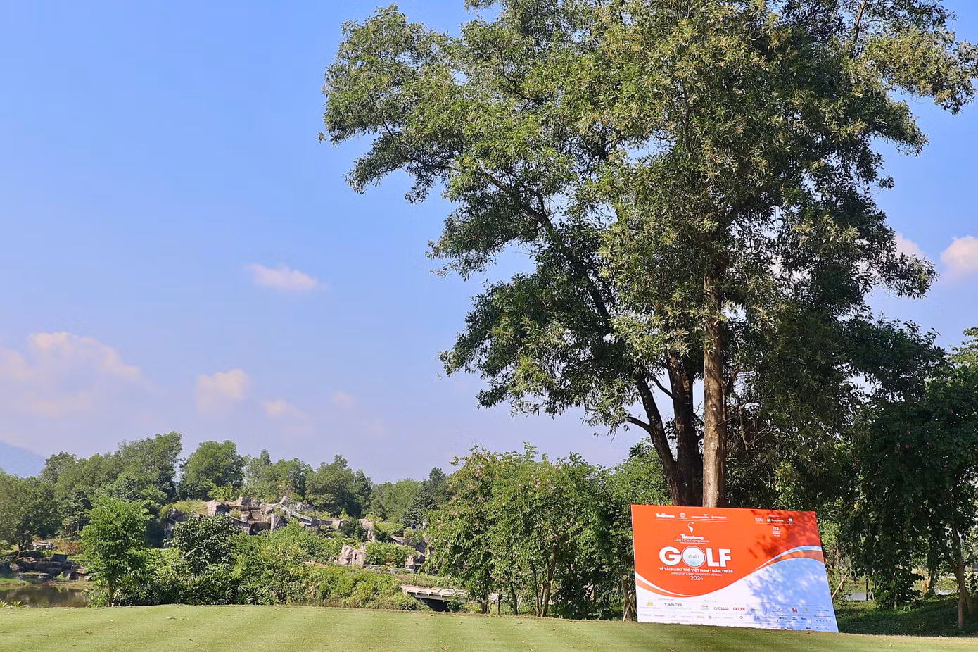 Tiền Phong Golf Championship - Vì Tài năng trẻ Việt Nam mùa thứ 8 năm 2024 chính thức khai mạc lúc 11h15, các golfer bắt đầu xuất phát lúc 11h30 ngày 2/11 tại sân Kings Course.