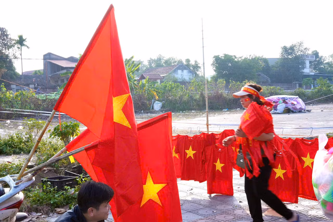 Với mức giá không phải rất cao, lượng khách mua khá đông. Những người bán đương nhiên rất hào hứng, ước rằng "ngày nào cũng có đội tuyển thi đấu".
