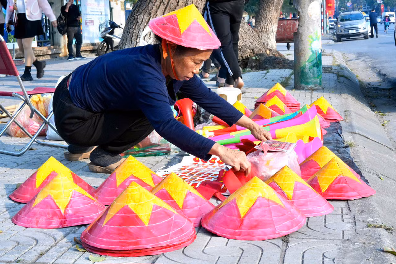Những chiếc nón sơn đỏ cùng ngôi sao vàng có giá 30.000 đồng.