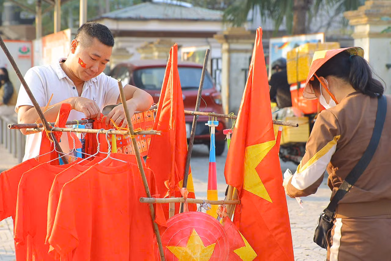 Ngoài ra, áo đỏ sao vàng, nón và kèn vuvuzela cũng là những món đồ được cổ động viên yêu thích.