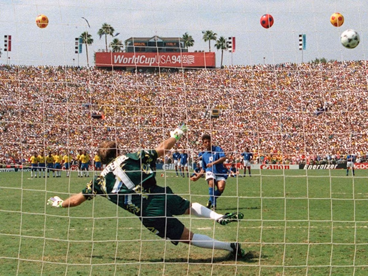 Cú sút vọt xà của Roberto Baggio. (Ảnh: Getty Images)