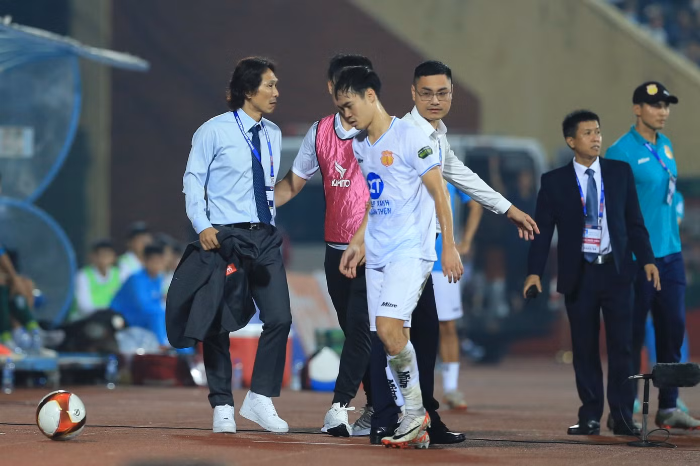 HLV Gong Oh-kyun nổi khùng, cởi áo trong cuộc tranh cãi trên đường pitch. (Ảnh: LT)