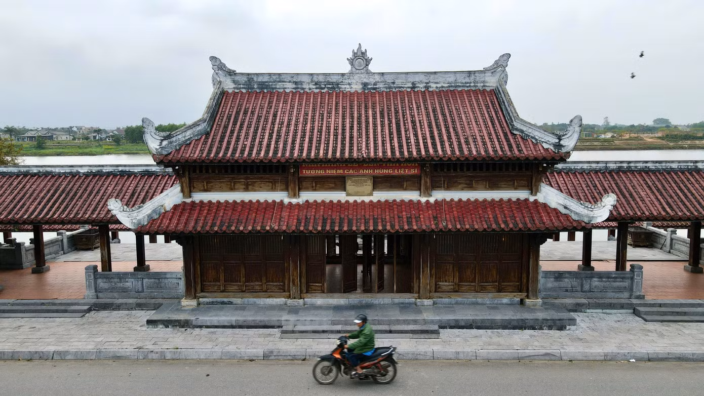 Trên đường Ngô Quyền, đối diện cửa Tây Thành cổ Quảng Trị là Nhà hành lễ và Bến thả hoa bờ nam sông Thạch Hãn, được xây dựng năm 2007 nhằm các đồng đội, thân nhân liệt sỹ và khách hành hương xa gần tới hành lễ, dâng hương, thả hoa đăng tri ân các anh hùng liệt sỹ đã ngã xuống trong cuộc chiến đấu bảo vệ Quảng Trị và Thành cổ năm 1972.