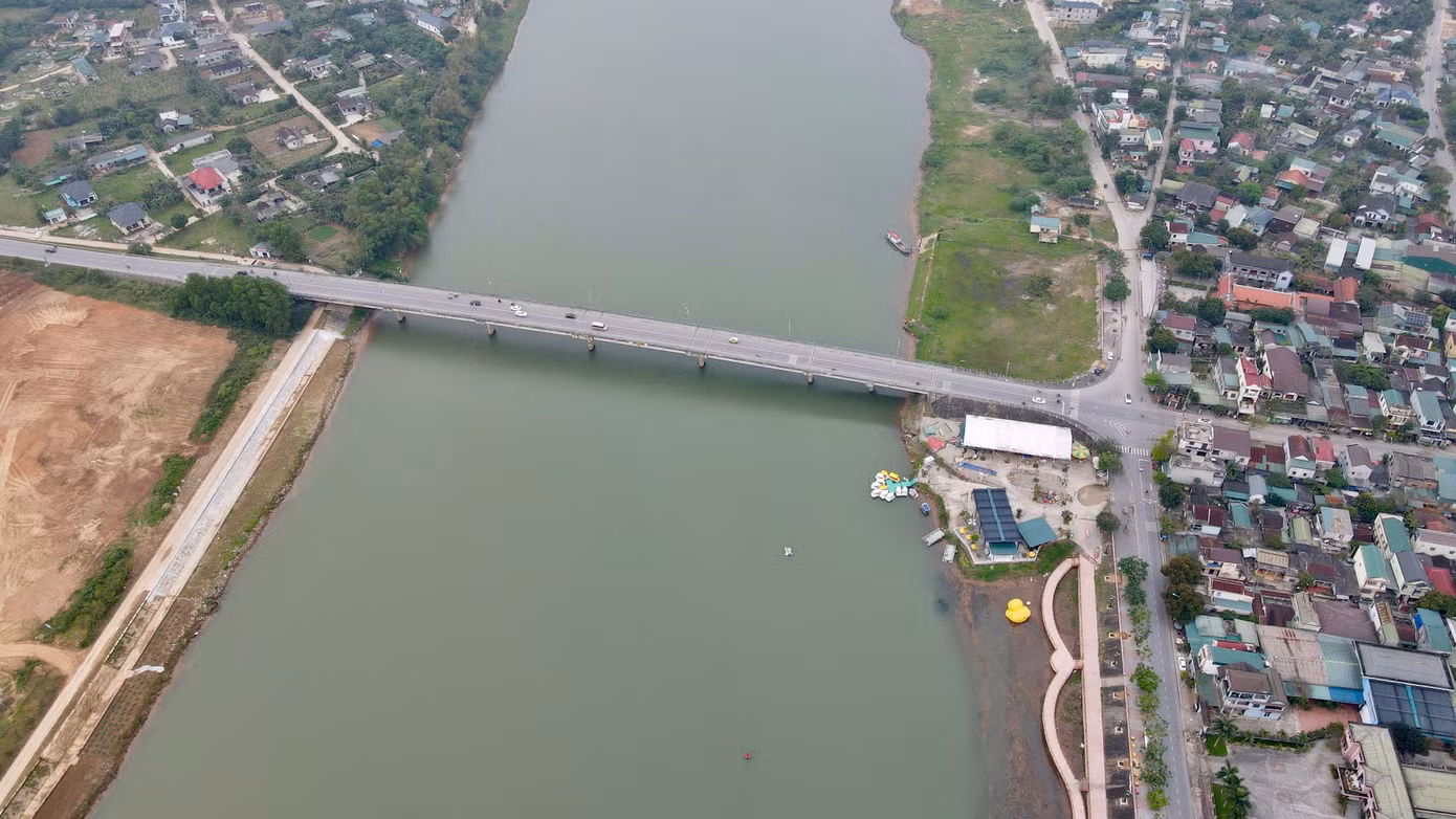 Người dân nơi đây cho biết, vào mùa nước lũ tháng 7, tháng 8, con sông Thạch Hãn trở nên dữ tợn, sẵn sàng cuốn phăng tất cả. Những chiến sỹ vượt sông năm ấy vừa đội mưa bom bão đạn kẻ thù vừa vật lộn với những dòng nước xoáy...