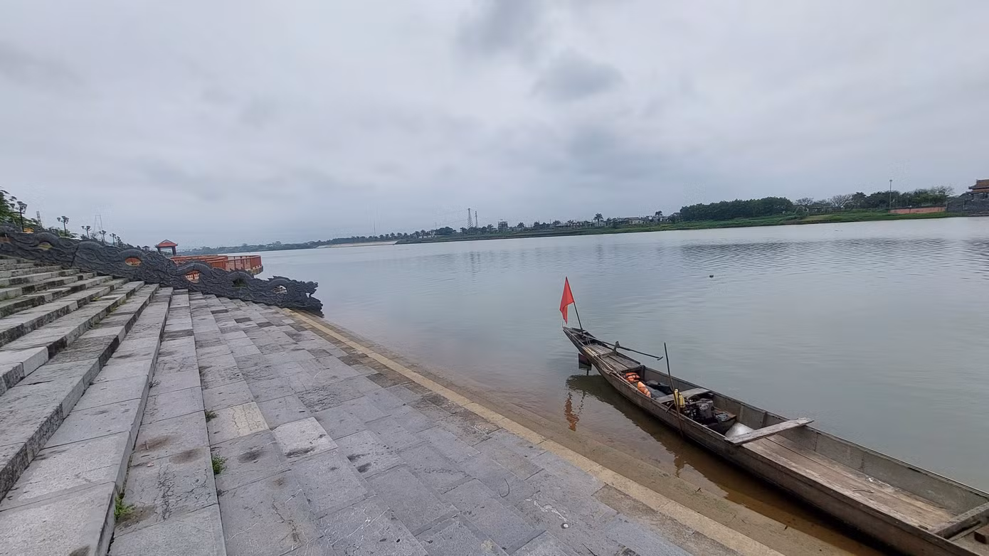 Đến với dòng Thạch Hãn, nơi in mãi chiến công của các chiến sỹ, chính là hành trình về nguồn, nhớ lại một thời hoa lửa hào hùng, đồng thời tri ân những người con ưu tú của dân tộc - những đóa hoa bất tử - đã nằm lại để đất nước đứng lên.