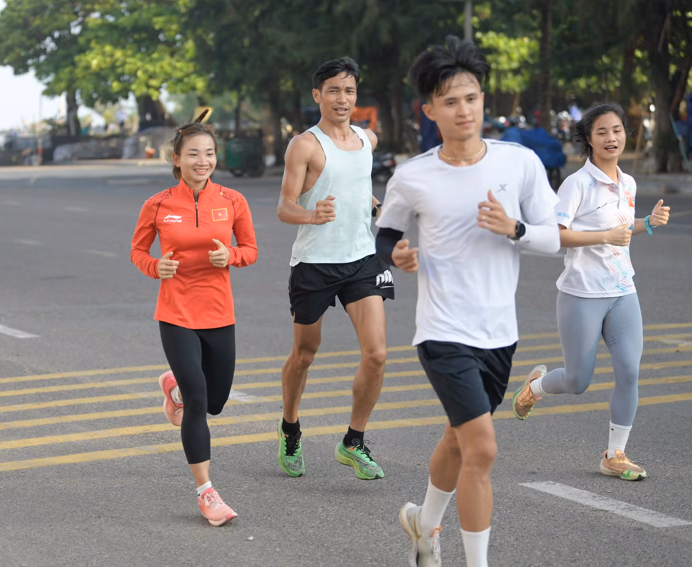 Hình ảnh đẹp tại Phú Yên, khi Trung Cường và Nguyễn Văn Lai, Nguyễn Thị Oanh trên cùng một đường chạy buổi sáng sớm.
