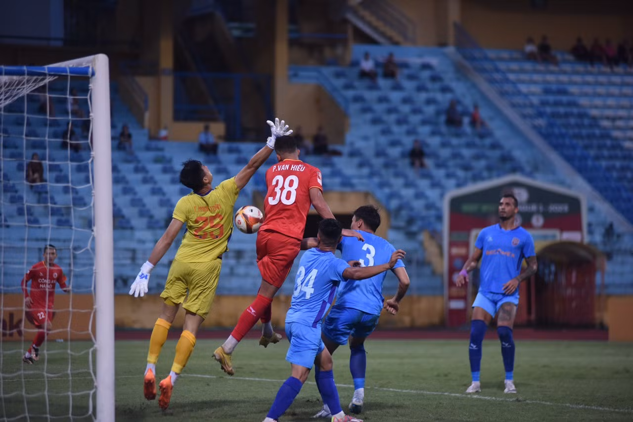 Cầu thủ đang thử việc Junior thuyết phục CLB bằng bàn thắng nâng tỷ số lên 2-0 đầu hiệp hai. (Ảnh: CLB CAHN)