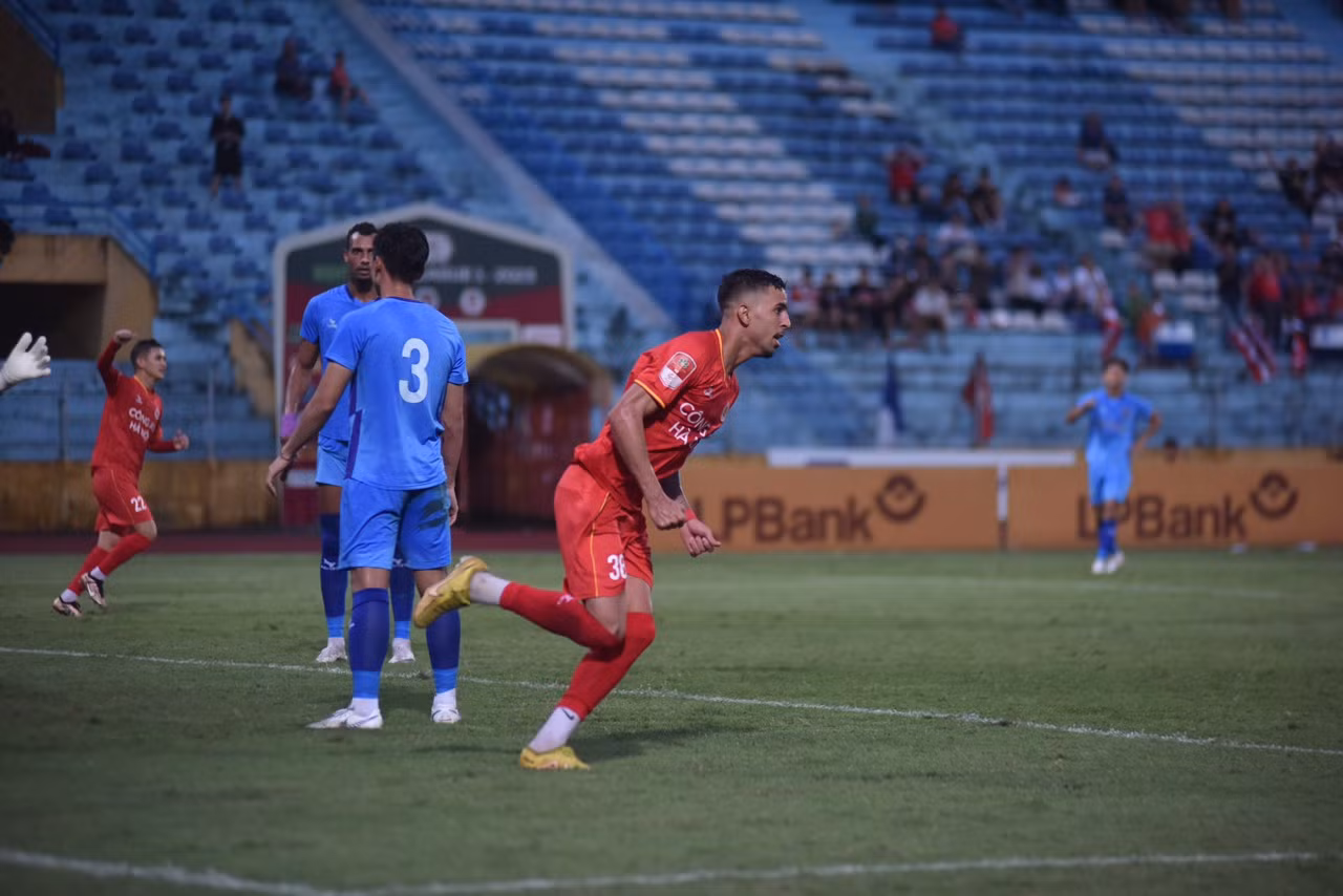 Cầu thủ đang thử việc Junior thuyết phục CLB bằng bàn thắng nâng tỷ số lên 2-0 đầu hiệp hai. (Ảnh: CLB CAHN)