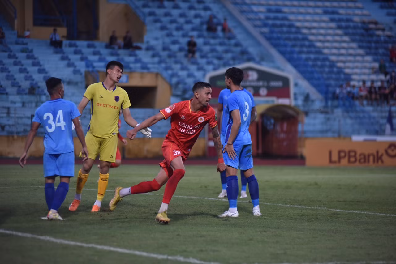 Cầu thủ đang thử việc Junior thuyết phục CLB bằng bàn thắng nâng tỷ số lên 2-0 đầu hiệp hai. (Ảnh: CLB CAHN)