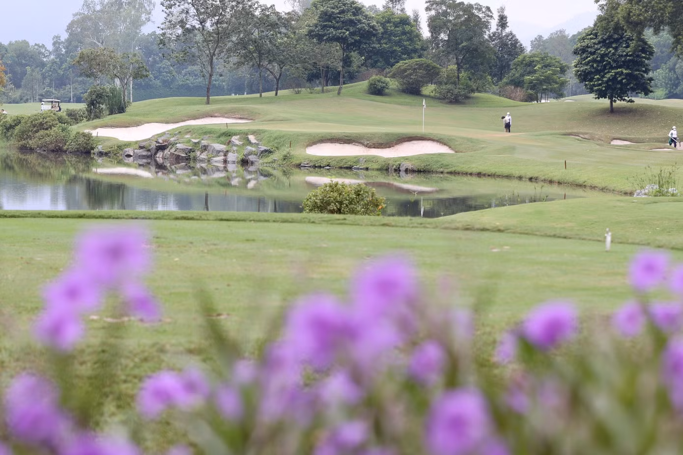 Hố 17 là par 3 dài nhất trên sân và các golfer cần một cú swing hoàn hảo để đưa bóng vượt qua hồ nước dẫn đến green.