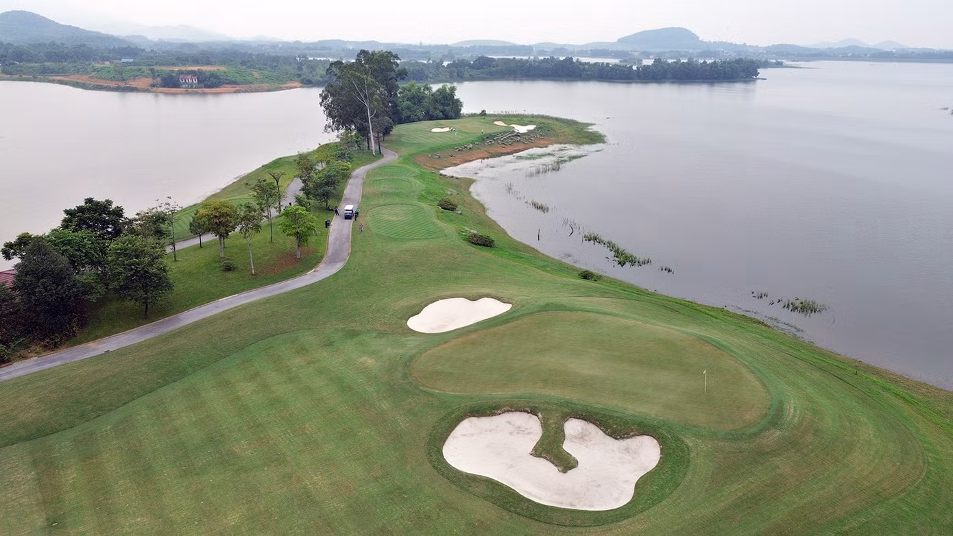 Hố 14 là một bán đảo trong hồ, tạo nên điểm nhấn thú vị của sân Kings Course.