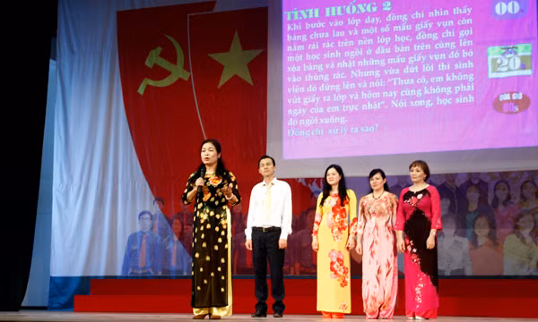 Trong đêm thi, các đội lần lượt trải qua hai phần thi, bao gồm: Tìm hiểu kiến thức và thi tài năng. Trong đó, phần thi tìm hiểu kiến thức, các đội đã trả lời 5 câu hỏi trắc nghiệm về các nội dung của hội thi; tiếp đó là xử lý những tình huống giả định như trong giờ học, quan hệ của học viên bên ngoài trường, số điểm thi